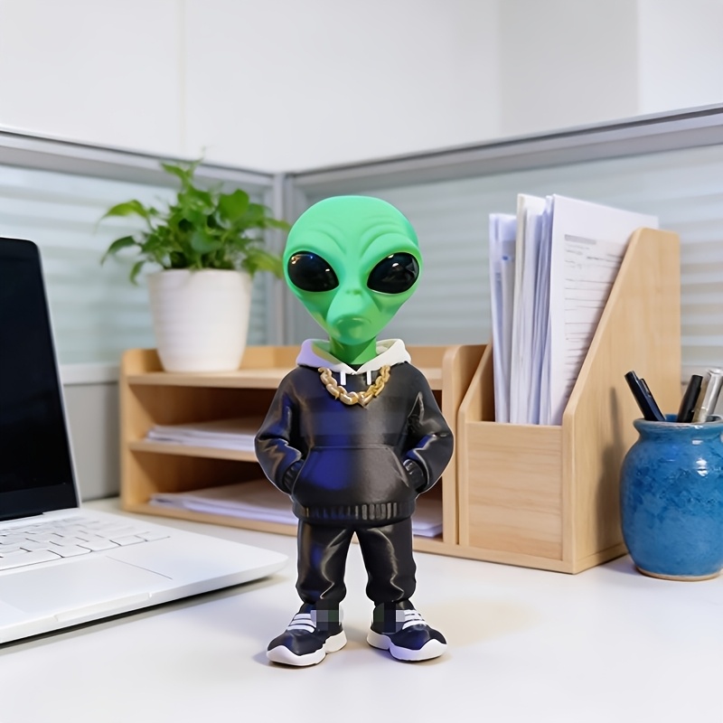 Desk Setup Design - 1개의 포켓 디자인의 녹색 외계인 피규어,